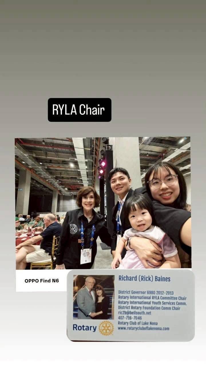 Jiu-ji於2026台北世界年會社長當選人午餐會與 Rebecca Smith-Baines 合影,並於同場與她的丈夫 Rick Baines 交流;所附名片屬於 Rick 先生。
